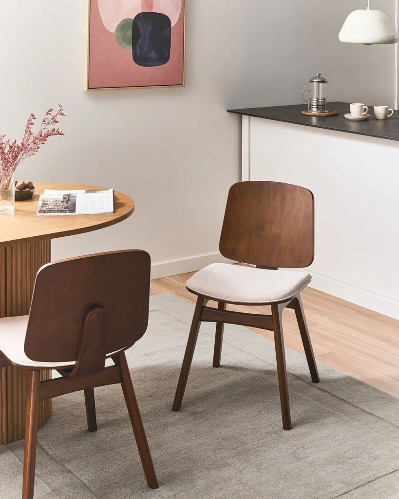 Set di 2 sedie da pranzo in tessuto beige chiaro senza braccioli stile scandinavo con struttura in legno di gomma marrone