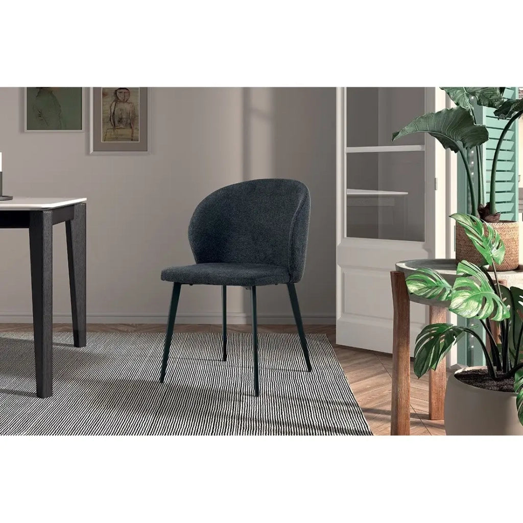 Sedia rivestita in tessuto per sala da pranzo, colore grigio scuro. Collezione HARDIN