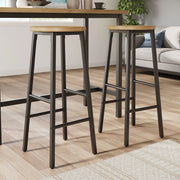 Sgabello da bar set da 2 con doppio poggiapiedi e piedini regolabili in metallo nero e seduta effetto legno 70 cm