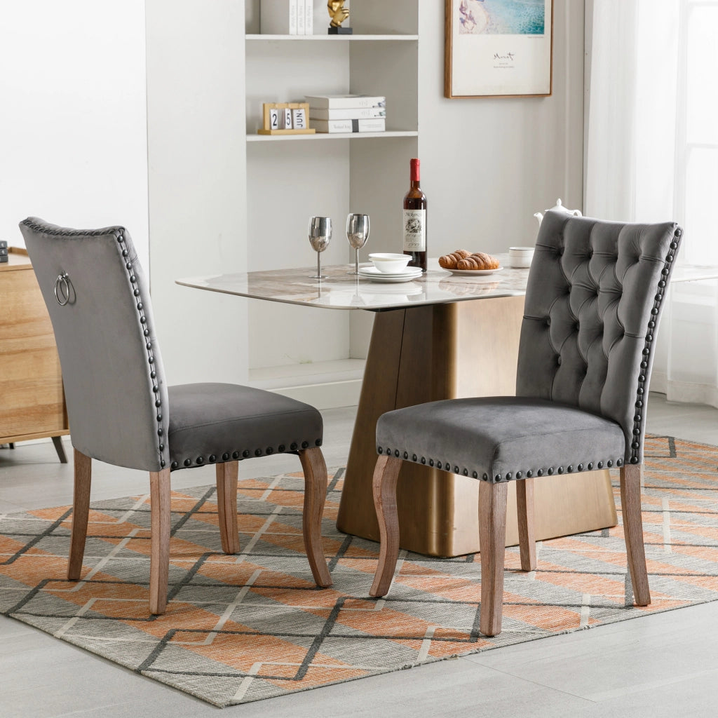 Sedia da pranzo moderna in velluto con schienale decorato e borchie ramate, gambe in legno massiccio grigio