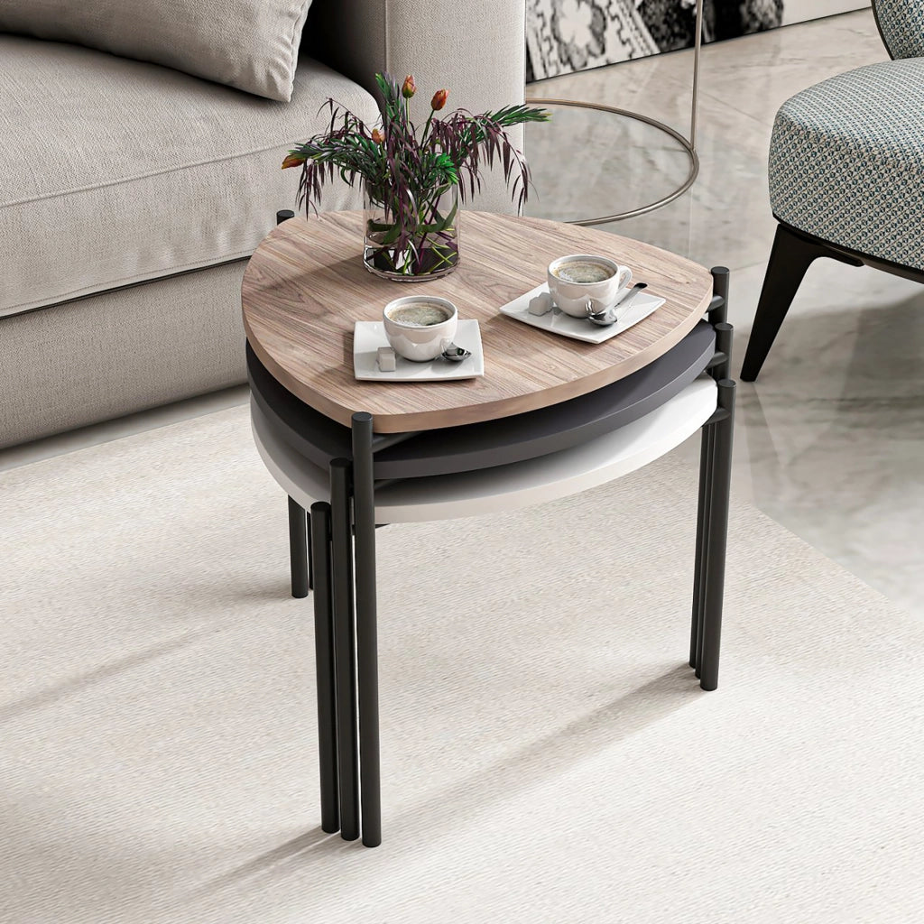 Set di 3 Tavolini Bassi 'Glamsbjerg' Sovrapponibili con Piani Triangolari in Colori - Bianco / Antracite / Rovere [en.casa]