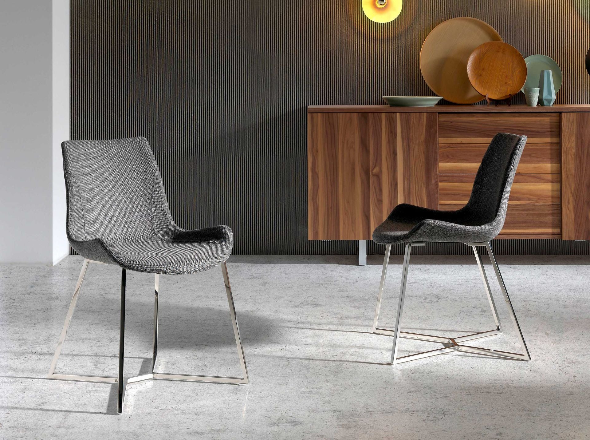 Sedia in tessuto grigio scuro