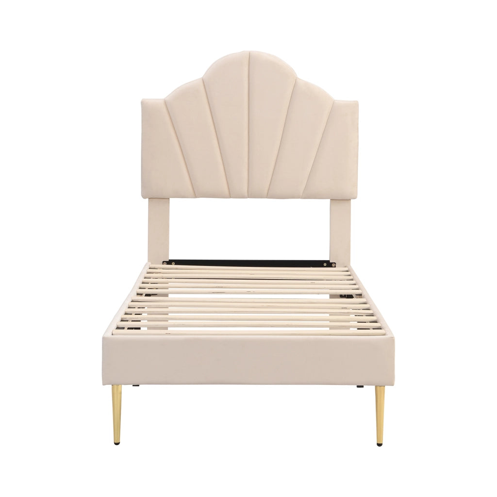 Letto imbottito in velluto beige 90x200 cm con testiera a conchiglia e gambe in ferro dorato