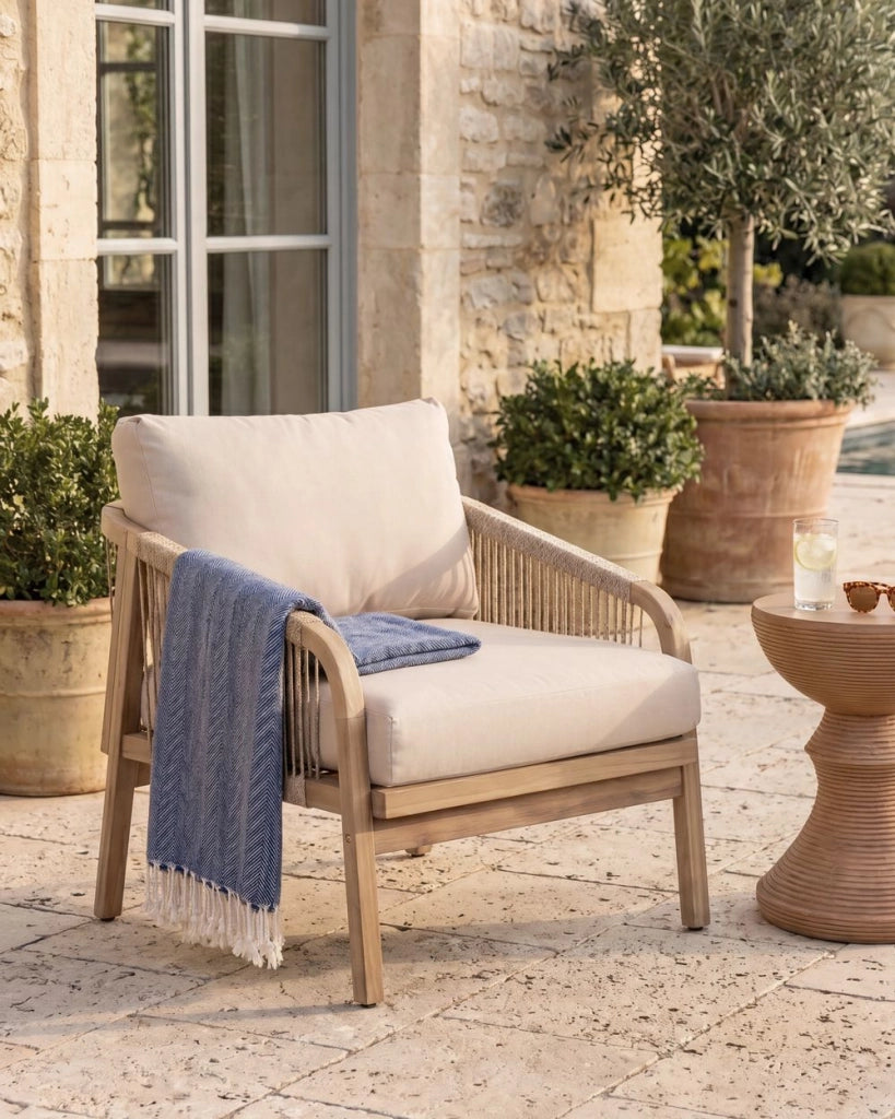 Sedia da giardino in legno di acacia chiaro con cuscini beige chiaro e braccioli, stile rustico moderno