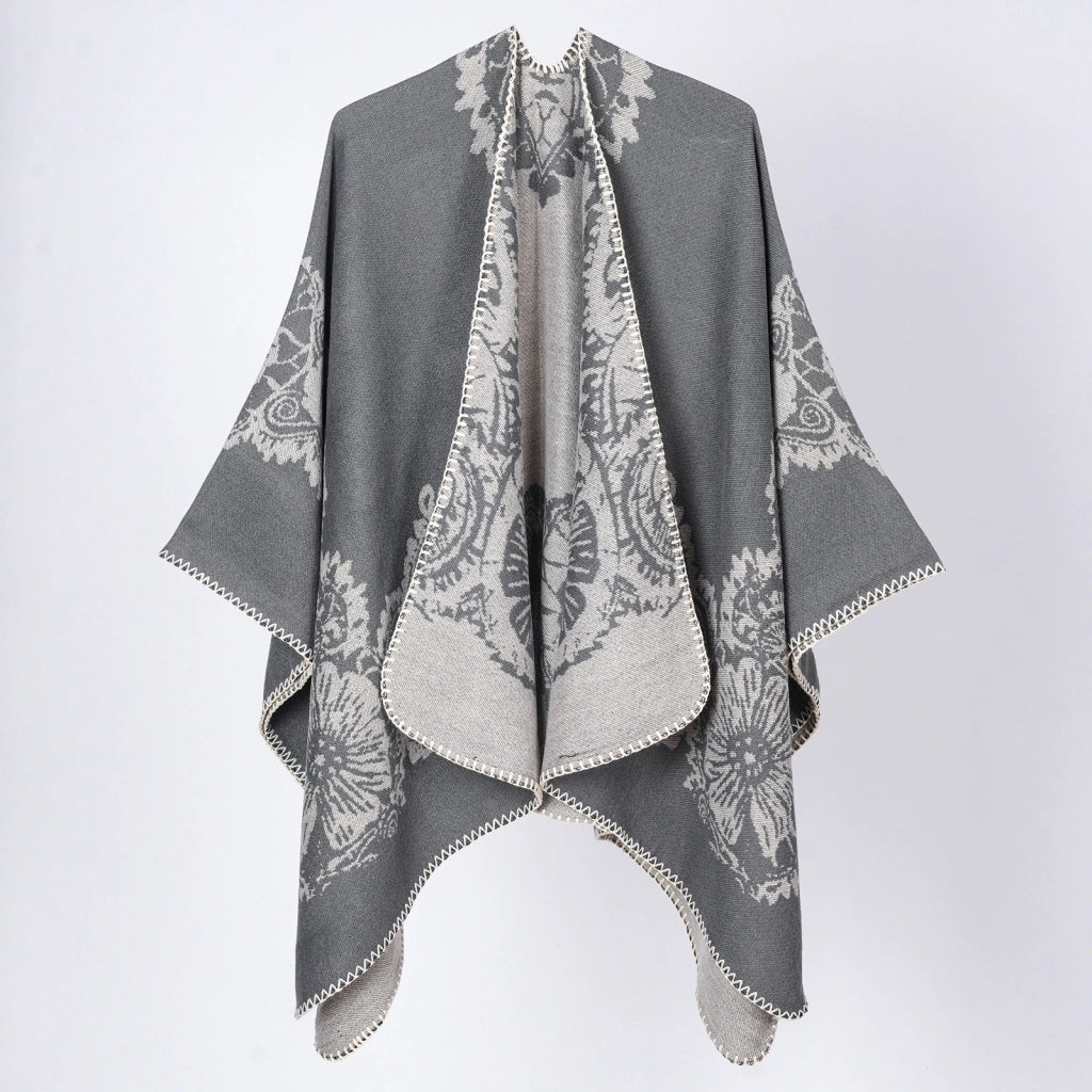 Mantella/cappa con cappuccio e spacco, d'ispirazione retr¨°: comoda, calda e versatile.