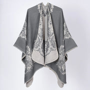Mantella/cappa con cappuccio e spacco, d'ispirazione retr¨°: comoda, calda e versatile.