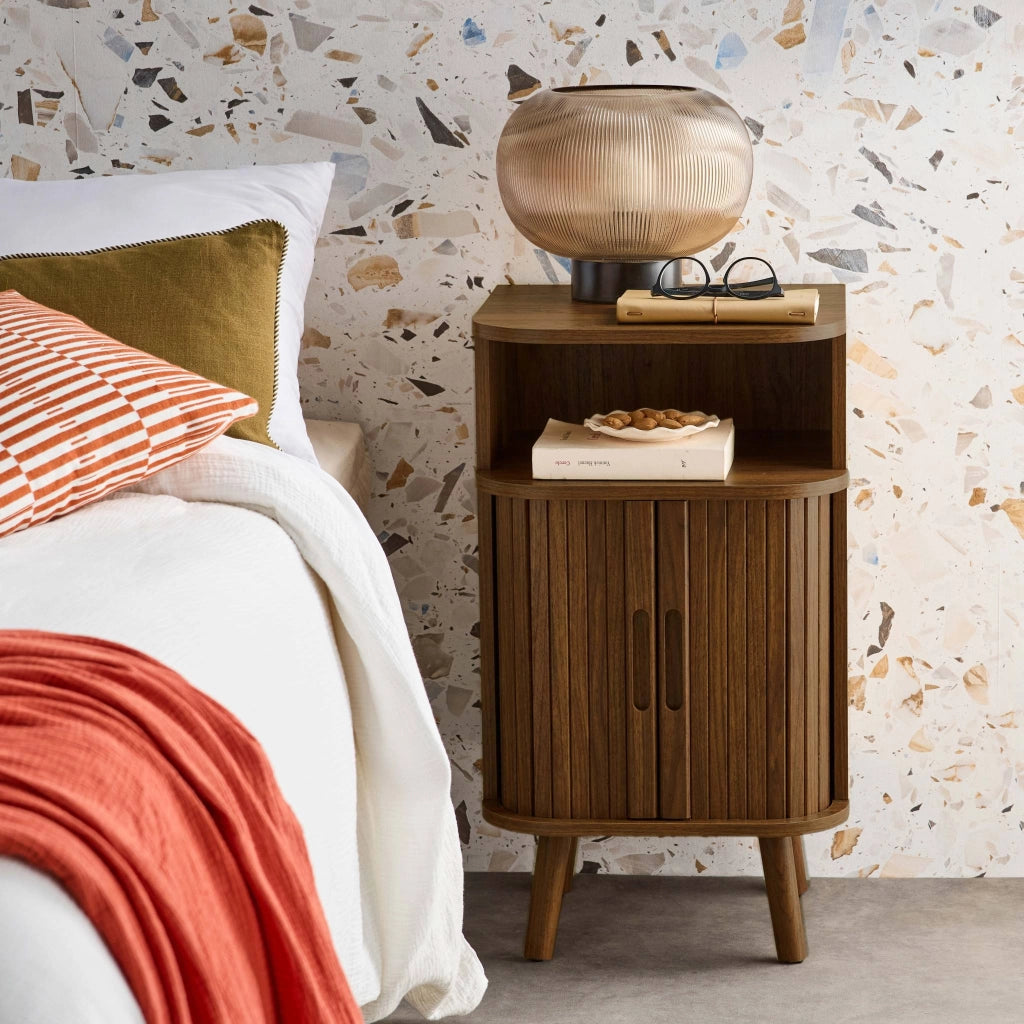 Comodino scandinavo decorazione legno 2 porte scorrevoli, marrone