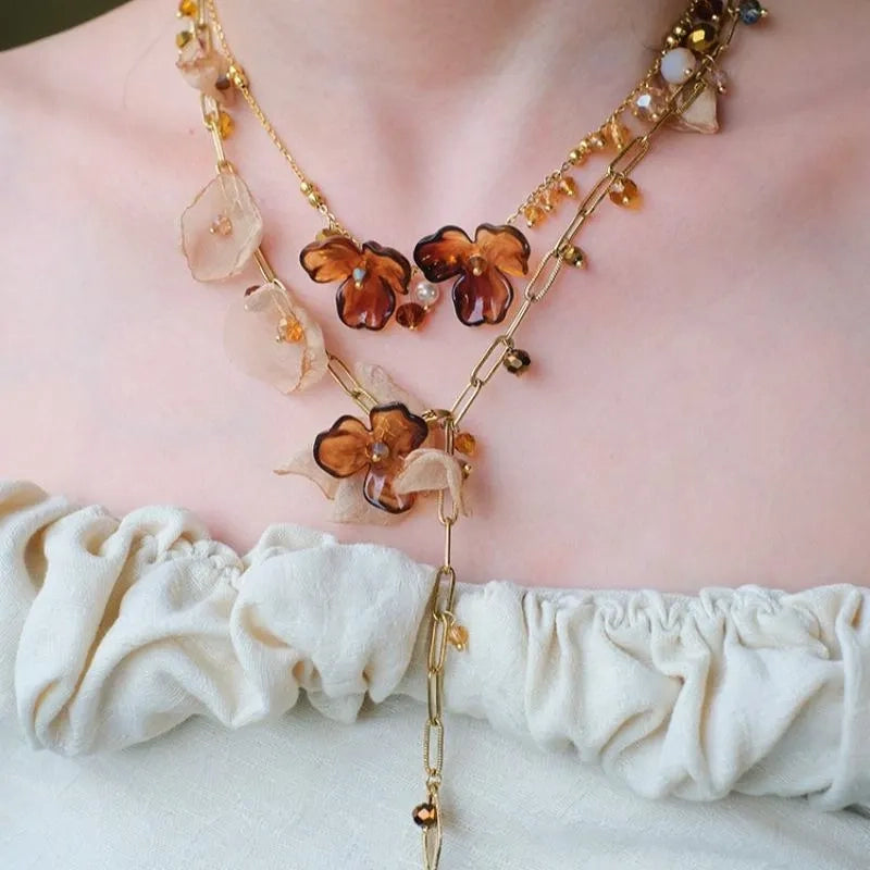 Collana vintage con fiore di cristallo marrone: gioiello fatto a mano con perline