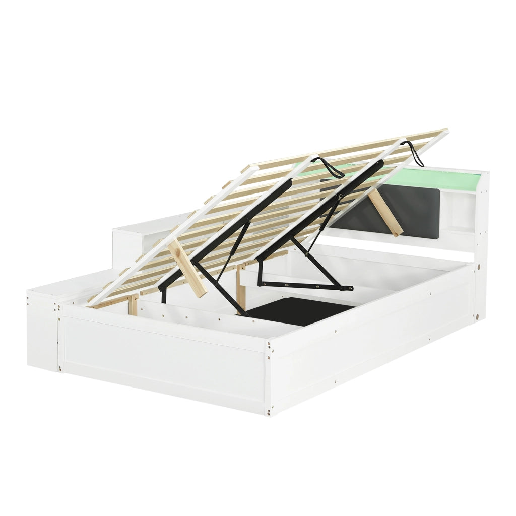 Letto in legno da 120x200 cm, con luci a LED, ripiani e prese di ricarica, testiera imbottita, bianco