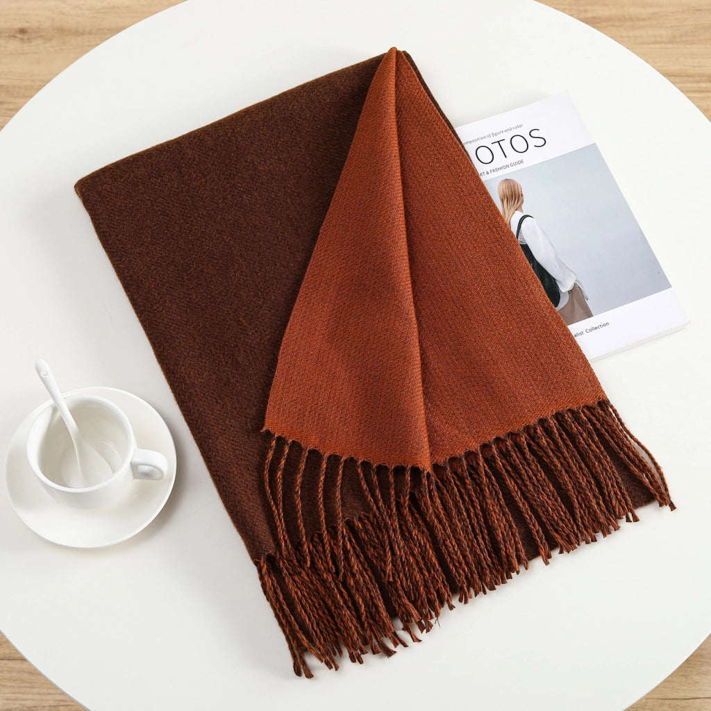 Elegante e semplice sciarpa calda in cashmere a tinta unita, ideale per gli spostamenti quotidiani.