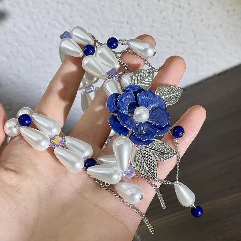Collana fatta a mano con fiore blu e perla e nappa, regalo di Natale o di compleanno.