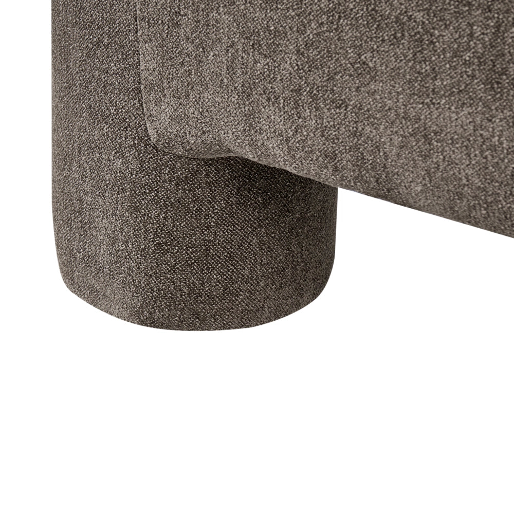 Rivestimento in tessuto marrone ottomano texture morbida gambe cilindriche stile organico