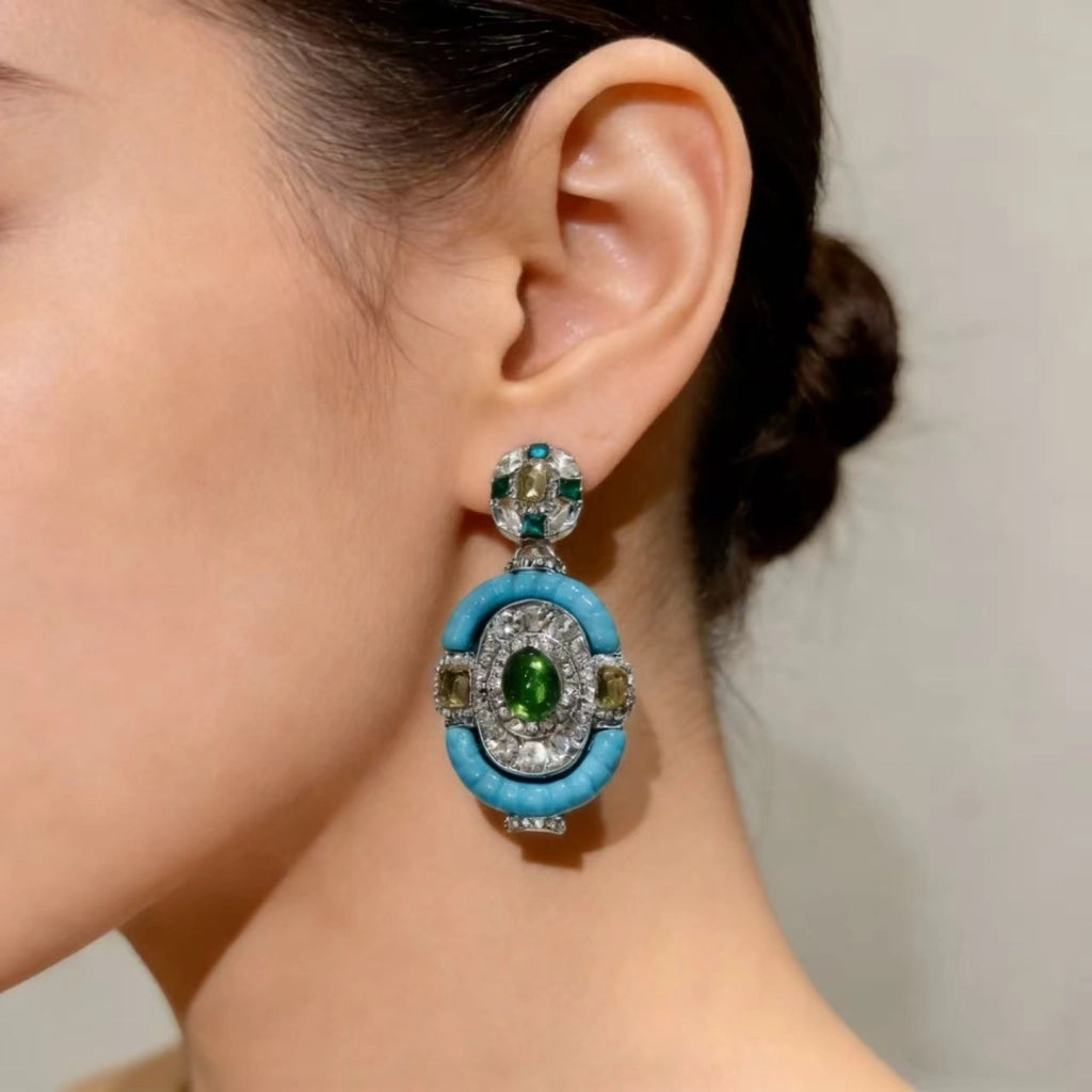 Orecchini ovali blu, interamente tempestati di diamanti e con smeraldi super scintillanti, stile vintage.