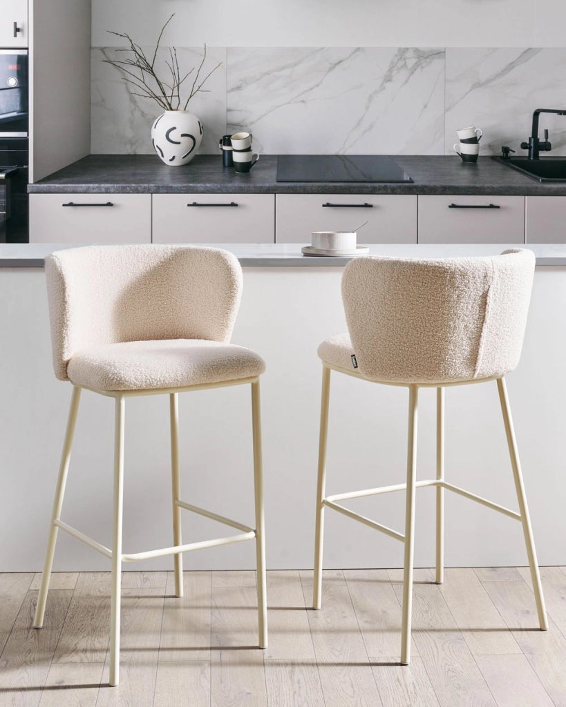 Set di 2 sedie da bar moderne in bouclé beige chiaro Schienale curvo Gambe nere Sala da pranzo moderna Cucina