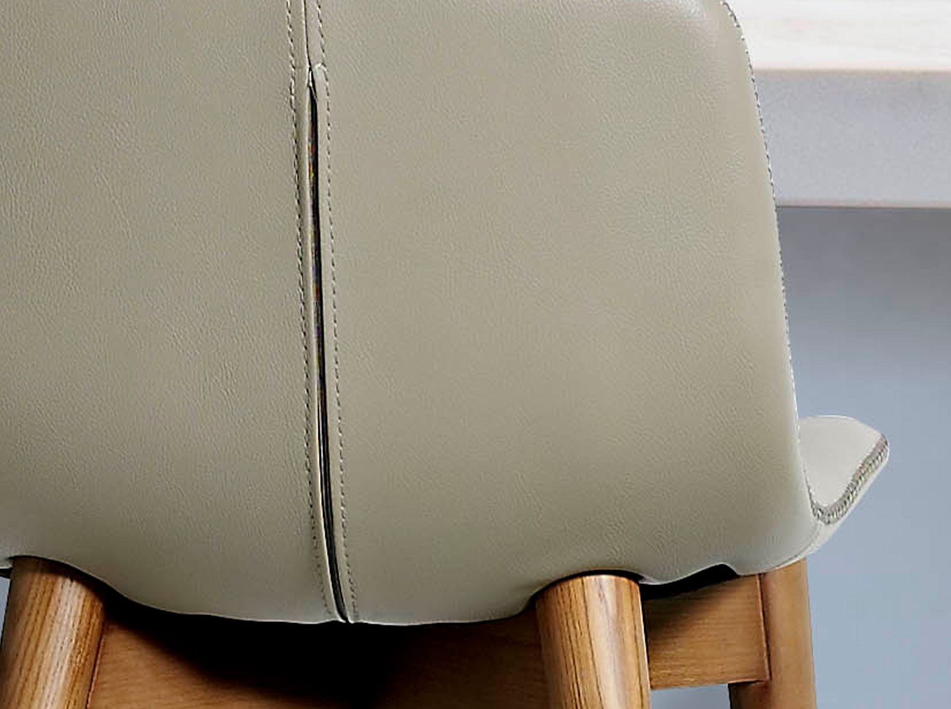 Sgabello in ecopelle visone