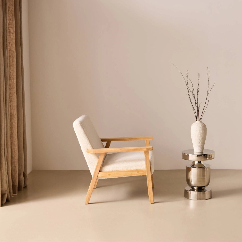 Poltrona scandinava in legno e tessuto bouclé, crema