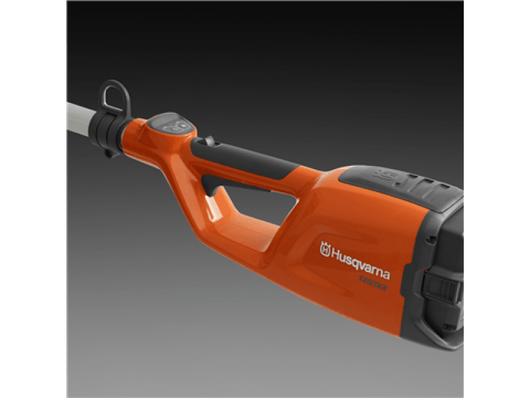 Potatore Husqvarna 120iTK4-P a batteria con asta telescopica e batteria BLI 10 e caricabatterie