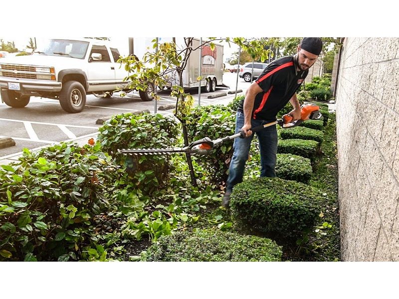 Tagliasiepi a batteria Husqvarna 120i TK4-H con asta telescopica + BLi10 e QC80