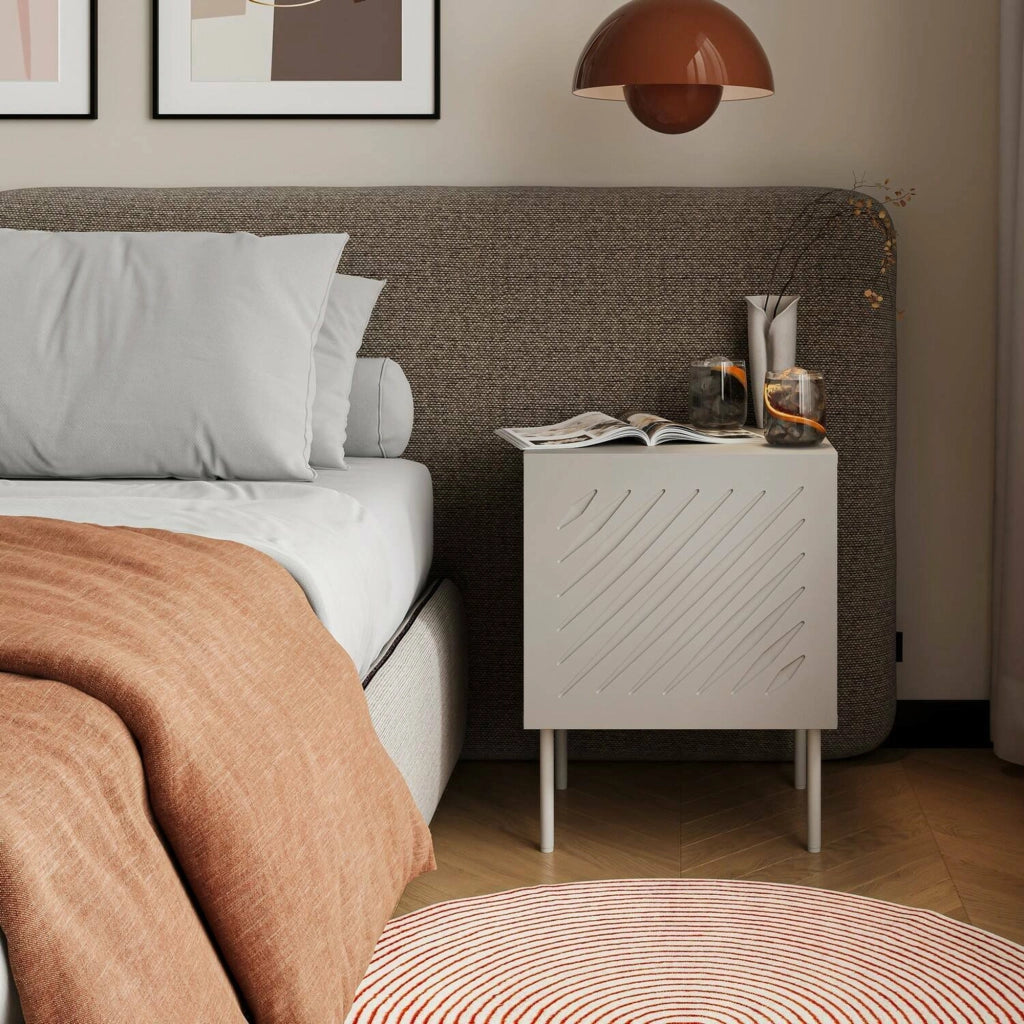 Set di 2 comodini Viano, Comò basso con cassetto e vano interno, Finitura effetto liscio con dettaglio geometrico, 45x42 h59 cm, Beige