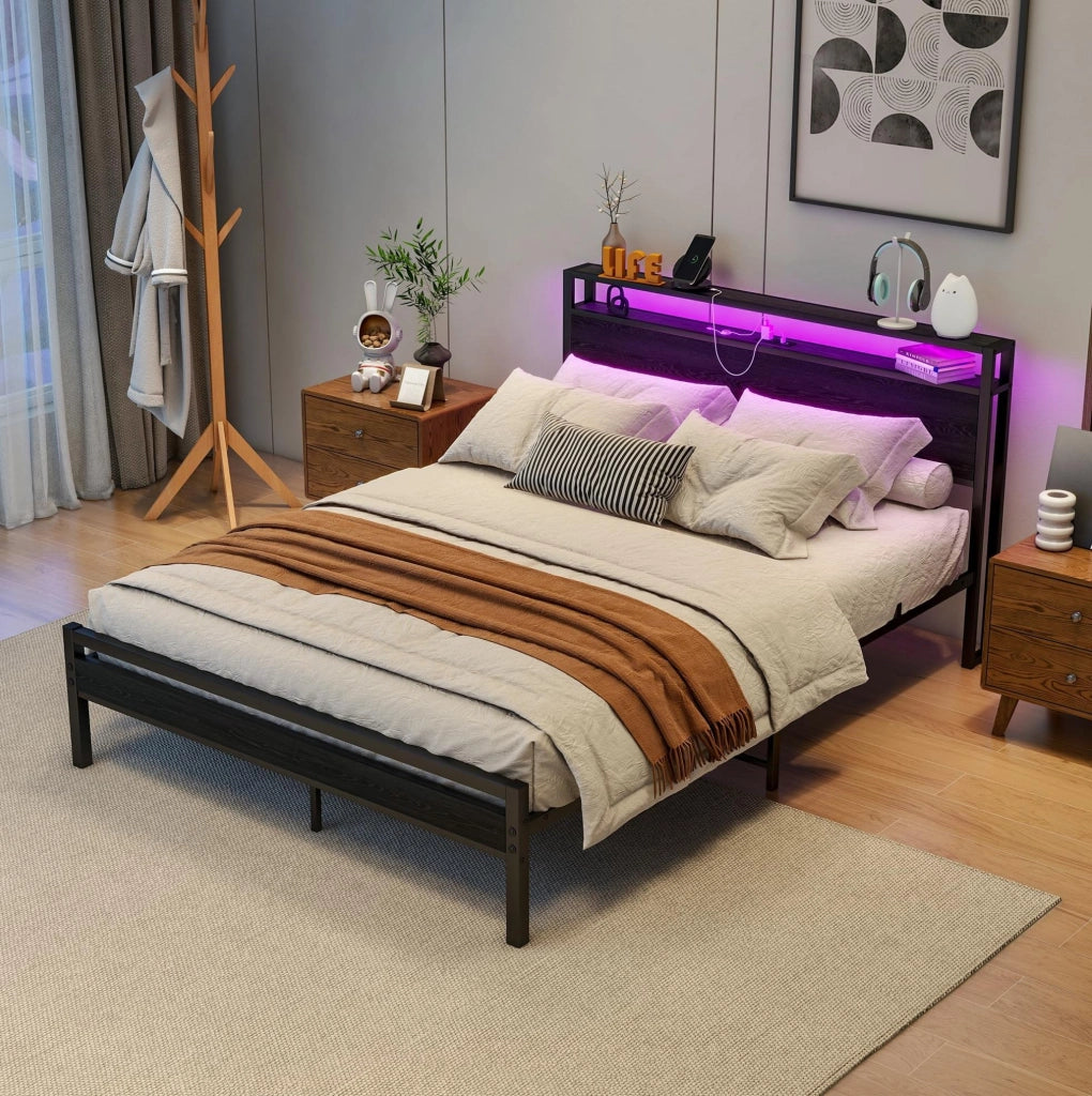 Letto 140x200 cm in metallo e MDF con testiera a 2 ripiani; USB e presa; nero
