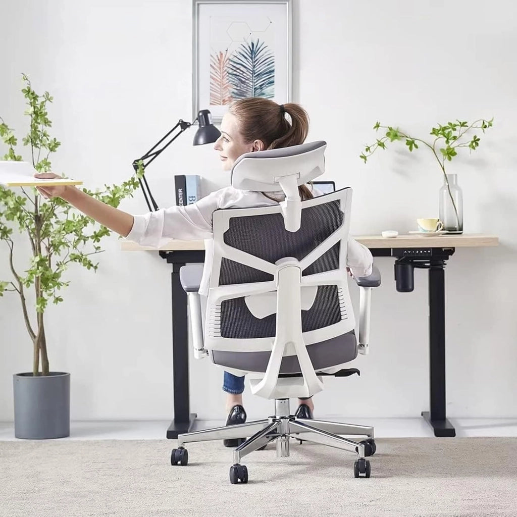 Sedia da Ufficio Ergonomica con Schienale Regolabile, Sedile Regolabile in Profondità, Braccioli 4D, Supporto Lombare e Poggiatesta 2D, Girevole a 360°, Design Moderno, Nera