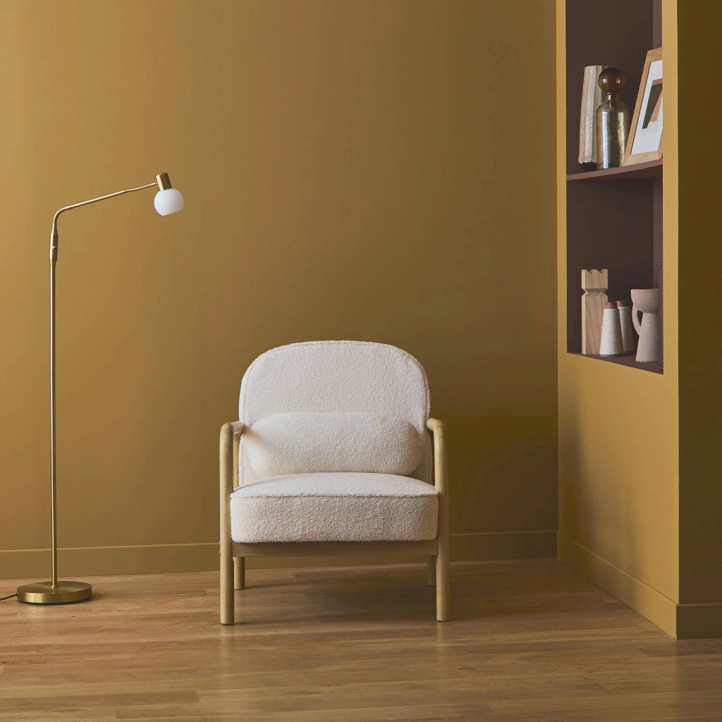 Poltrona scandinava curva in legno di hevea, crema