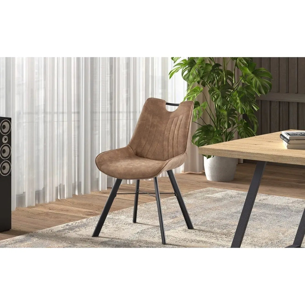 Sedia PAOLA – Microfibra PU marrone scuro – Piedi in metallo nero – Stile contemporaneo