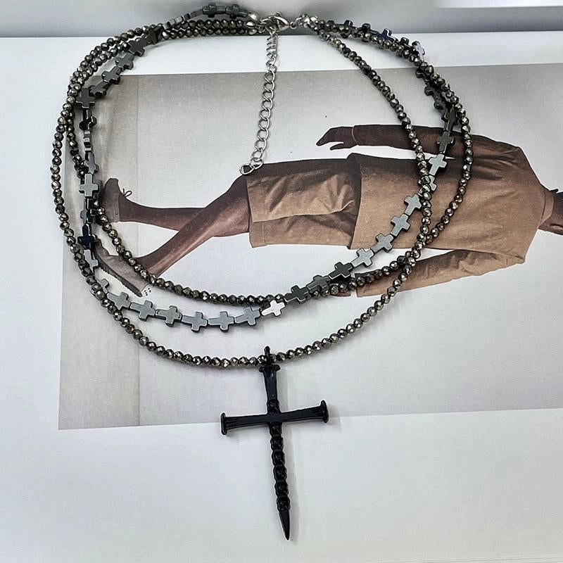 Collana con croce nera multistrato fatta a mano, regalo di Natale o compleanno.