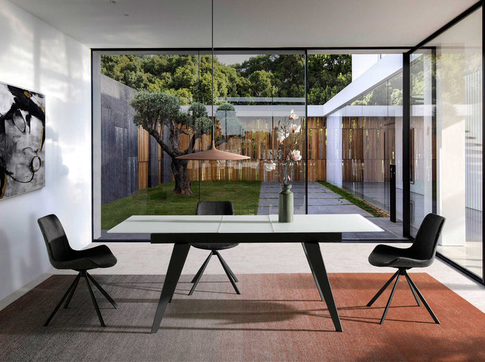 Sedia girevole in tessuto grigio scuro