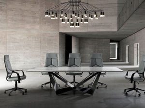 Sedia girevole da ufficio in tessuto grigio chiaro e pvc nero