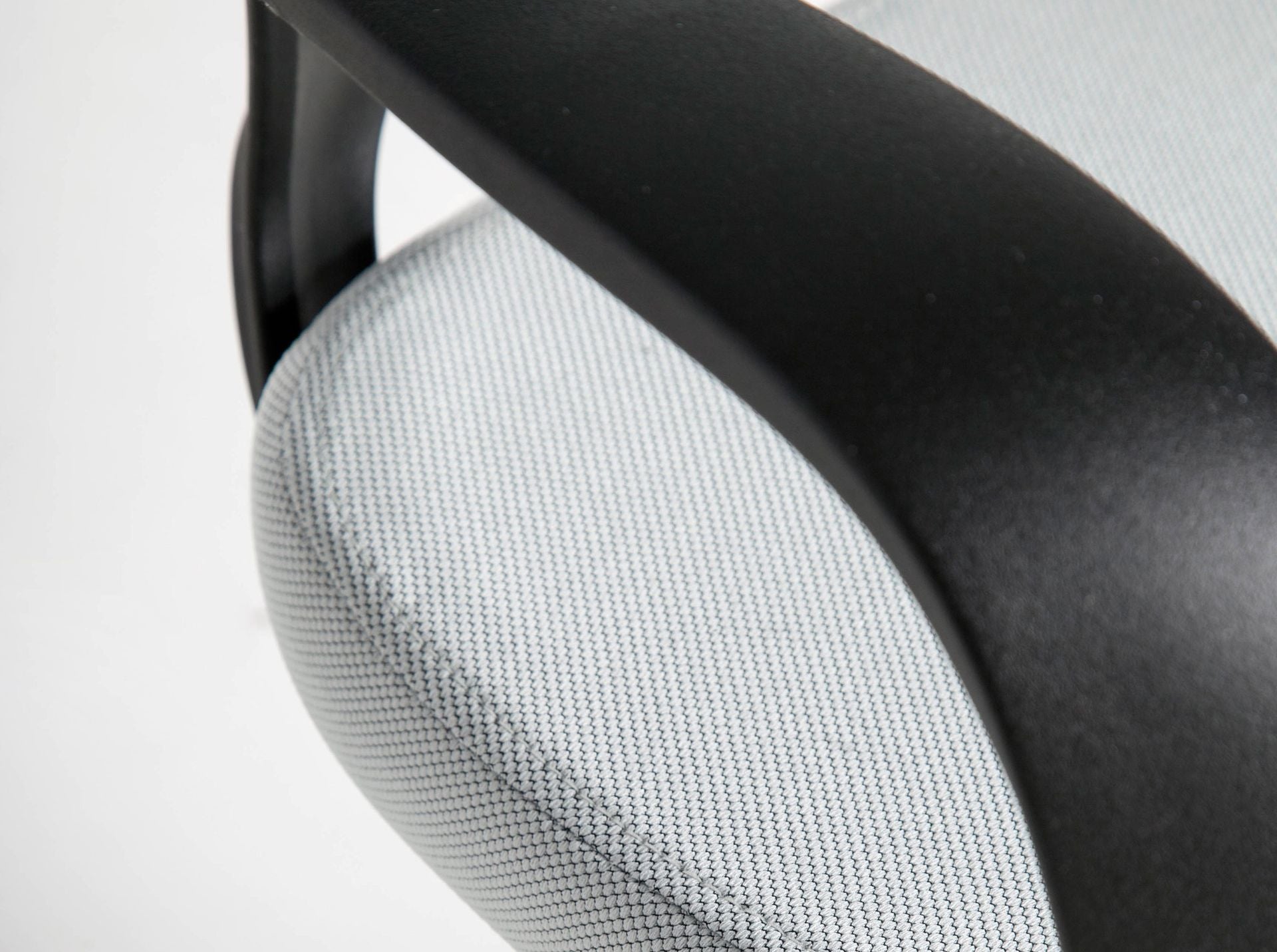 Sedia girevole da ufficio in tessuto grigio chiaro e pvc nero