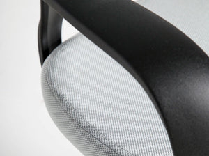 Sedia girevole da ufficio in tessuto grigio chiaro e pvc nero