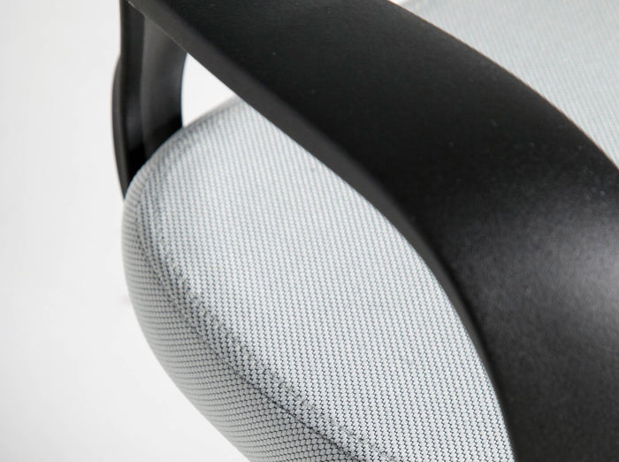 Sedia girevole da ufficio in tessuto grigio chiaro e pvc nero