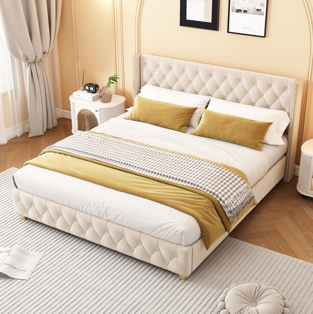 Letto imbottito 180x200 cm con testiera capitonn茅 e borchie; velluto beige chiaro (Senza materasso)
