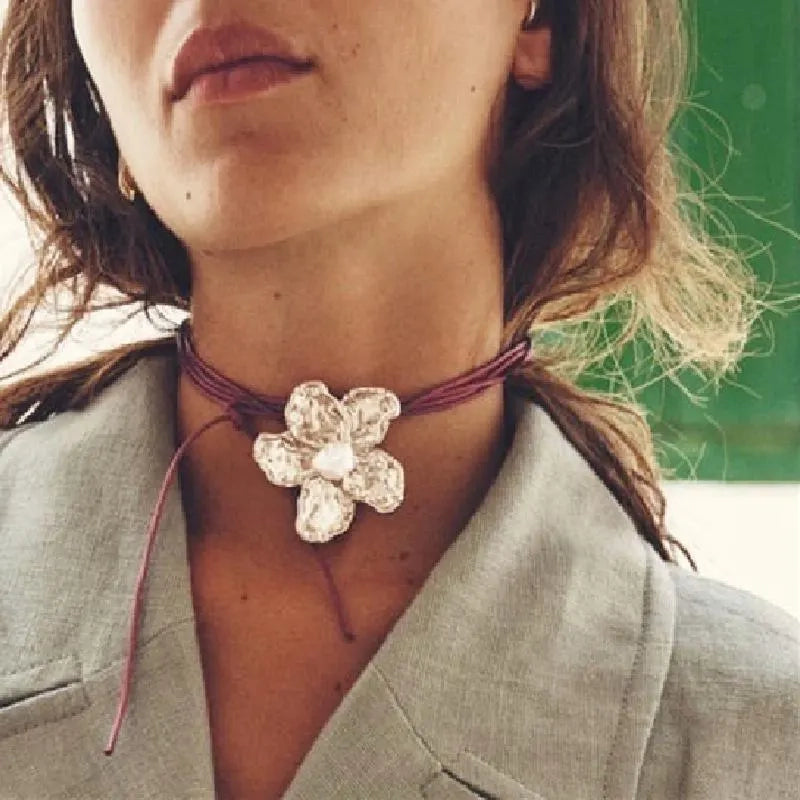 Collana e orecchini con ciondolo a fiore in oro fatti a mano e perle, regalo di Natale o compleanno.