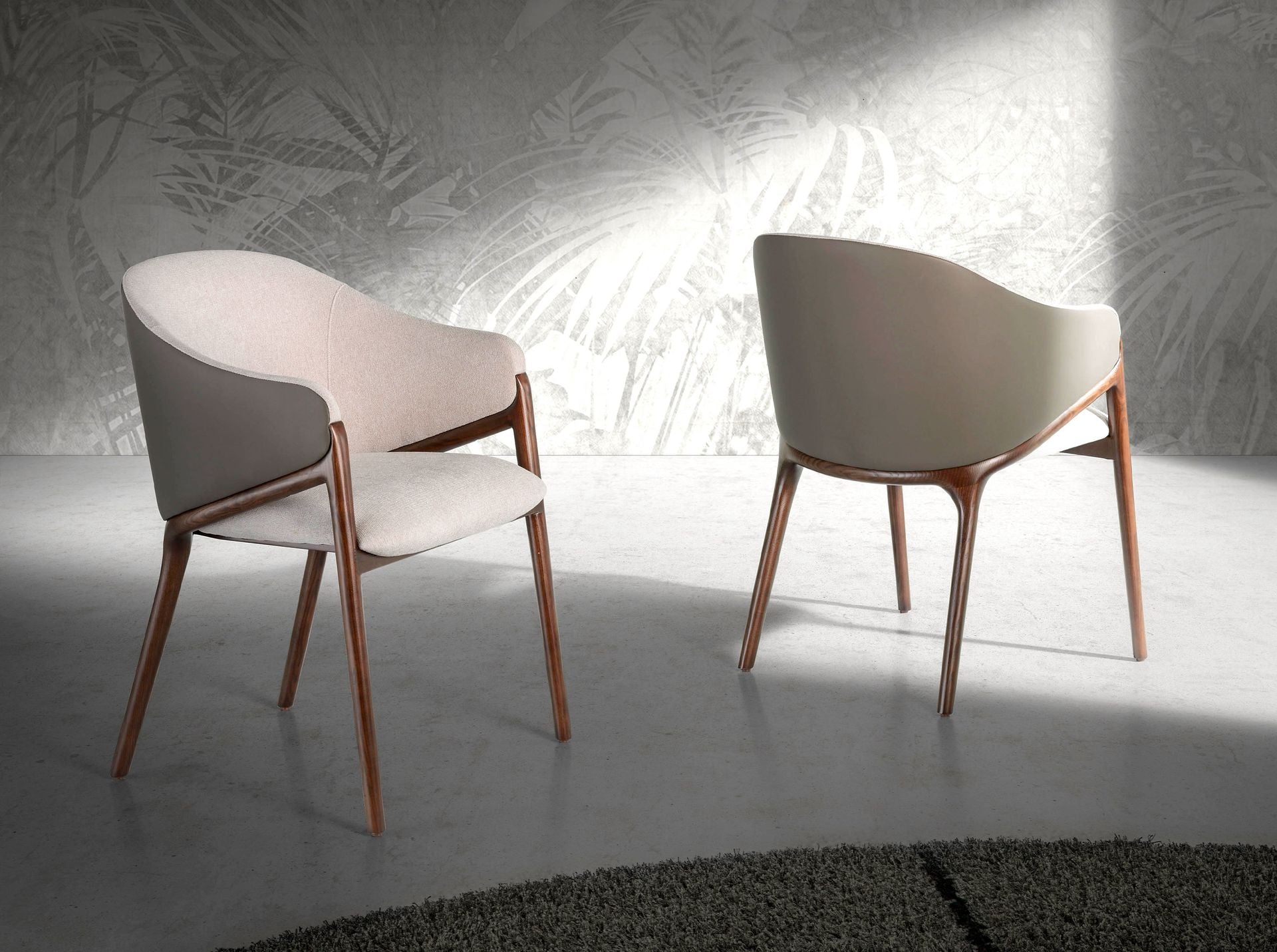 Sedia in tessuto beige ed ecopelle visone scuro