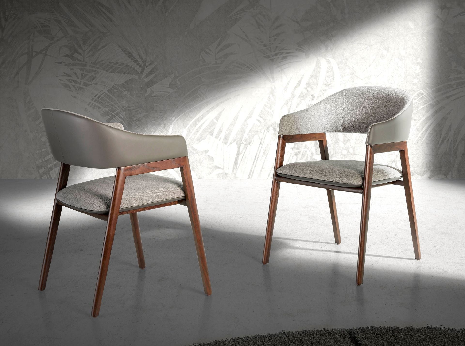 Sedia in tessuto grigio ed ecopelle visone scuro