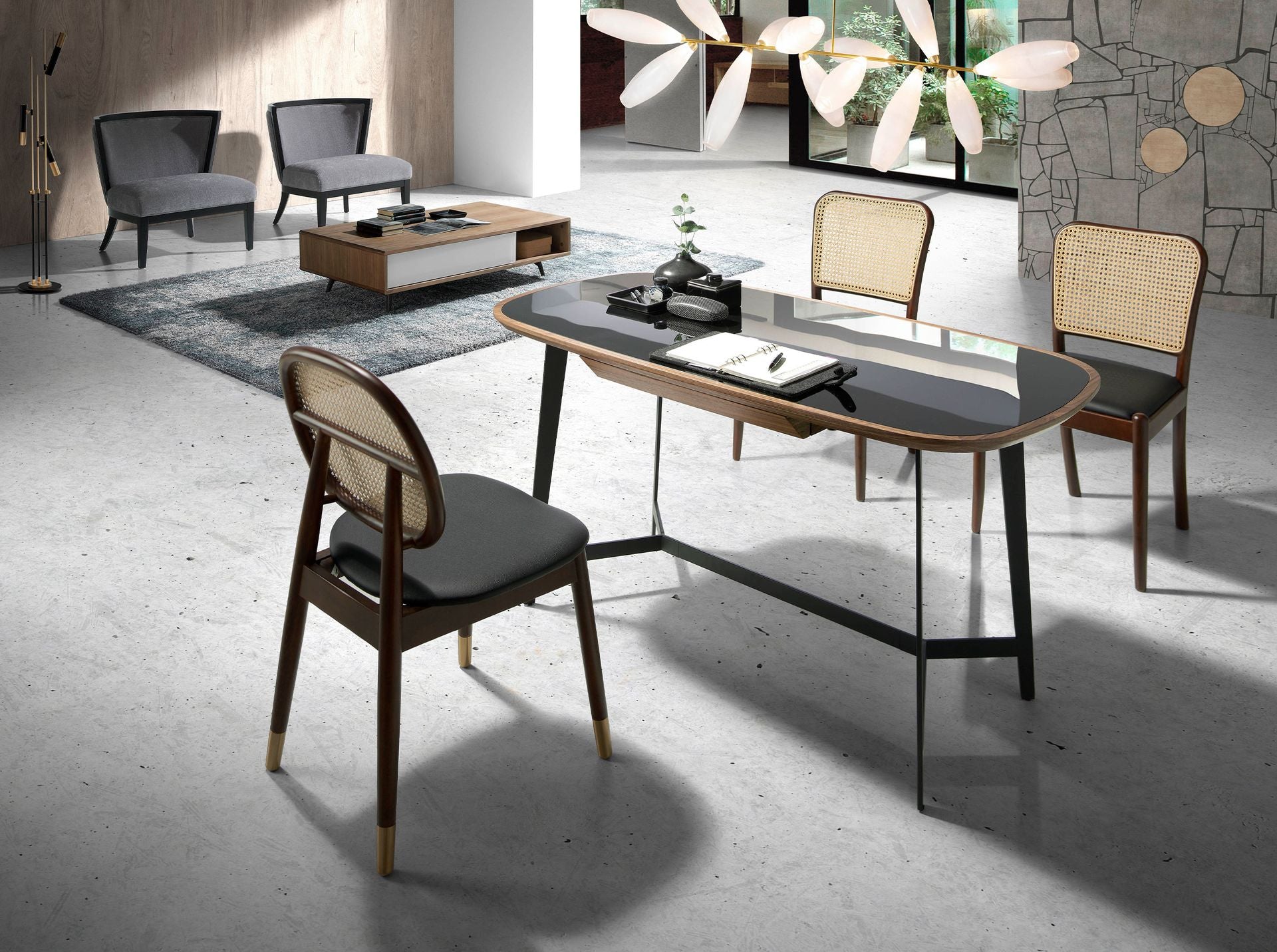 Sedia in rattan ed ecopelle nera