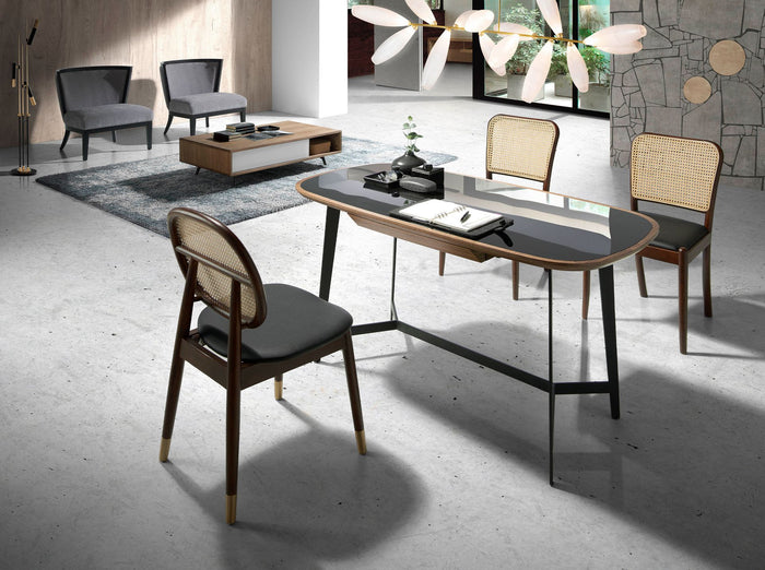 Sedia in rattan ed ecopelle nera