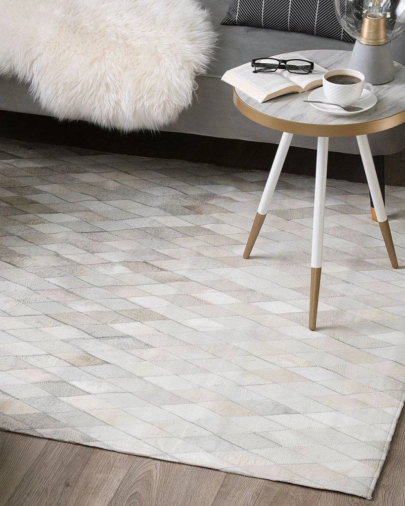 Tappeto Bianco e Pelle Grigia 140 x 200 cm Moderno Patchwork Lavorato a Mano