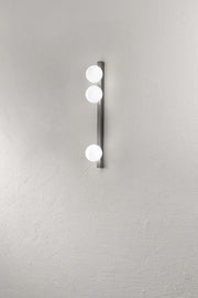 Plafoniera Moderna a 3 Luci in Metallo Grigio Titanio con Diffusori Sferici in Vetro Bianco Acidato - Design Elegante 60 cm - Perenz
