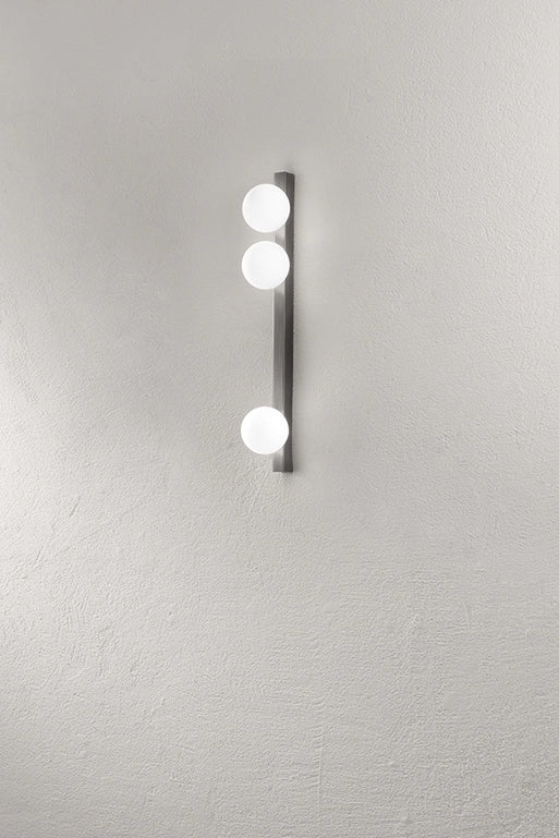 Plafoniera Moderna a 3 Luci in Metallo Grigio Titanio con Diffusori Sferici in Vetro Bianco Acidato - Design Elegante 60 cm - Perenz