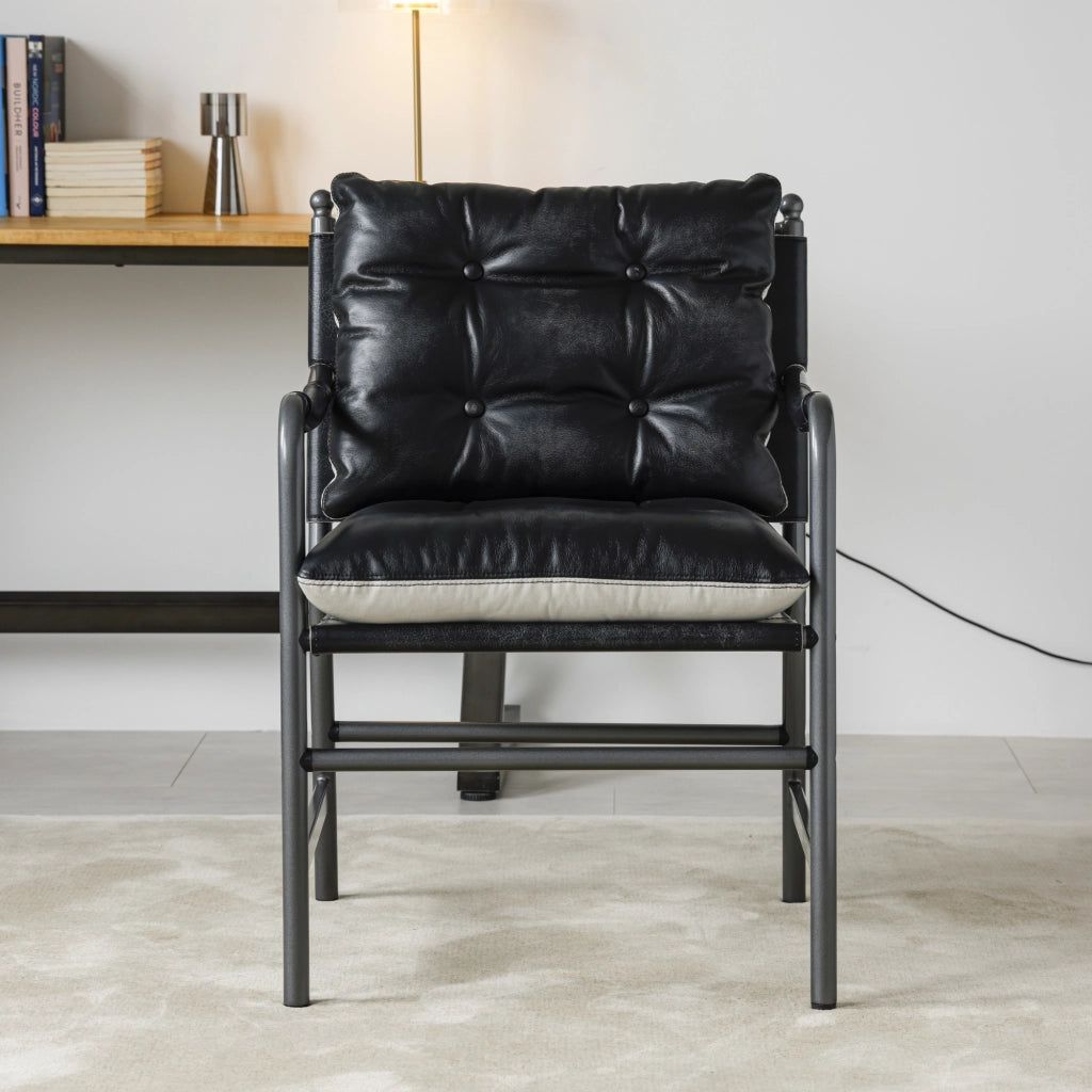 Poltrona Mid Century Modern con braccioli in pelle e metallo nera