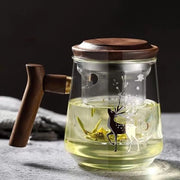 Tazza in Vetro – Bicchiere a Tre Pezzi con Filtro e Coperchio – Caffettiera Translucida con Maniglia in Legno – Bicchiere con Maniglia Laterale (Disegno Cervo)