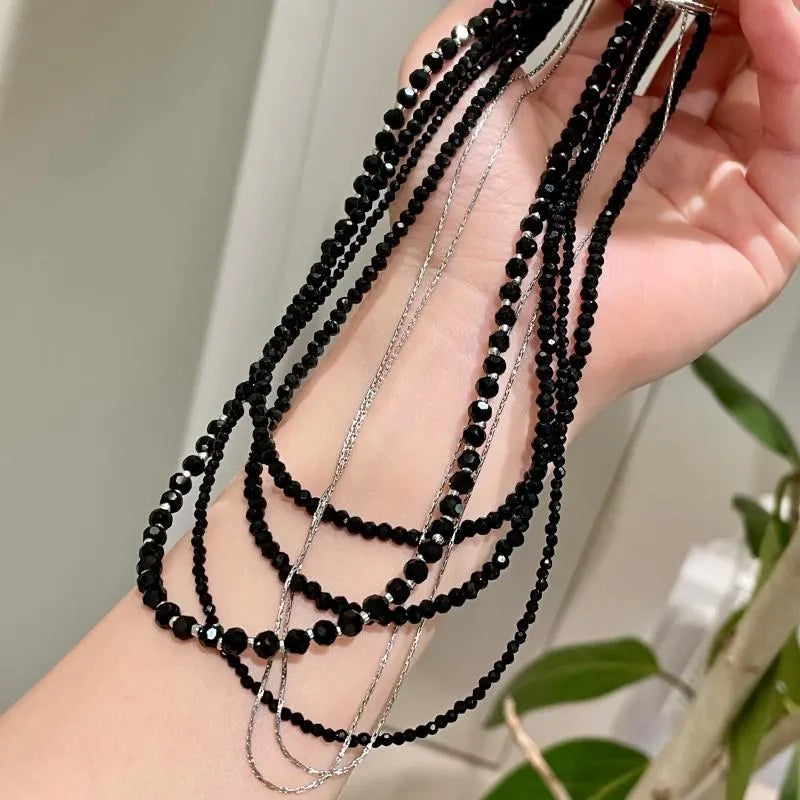 Collana vintage multistrato con cristalli neri: gioiello fatto a mano con perline.