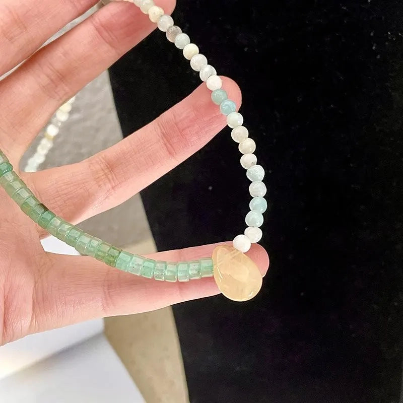 Collana fatta a mano con perline di pietra verde: gioiello leggero con perline.