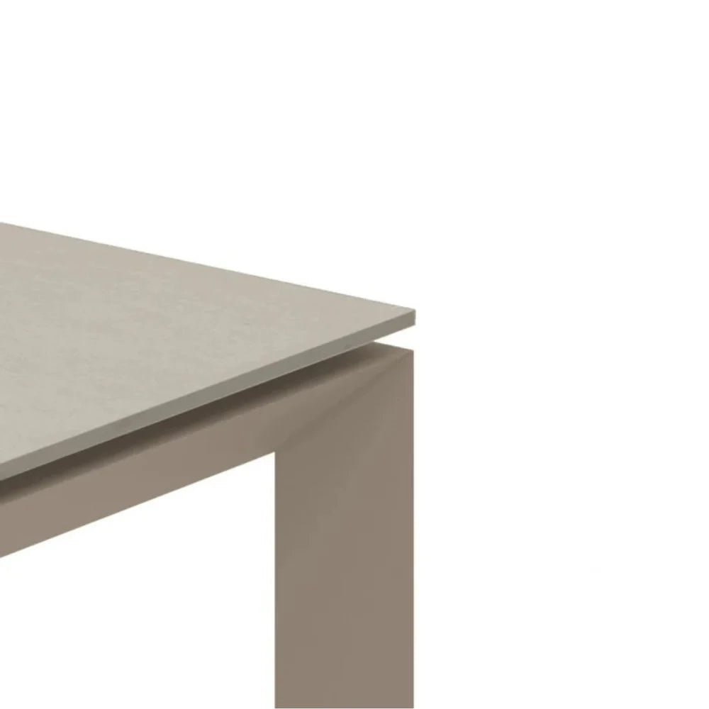 Tavolo da pranzo allungabile in ceramica sabbia Linear 140-220x90 cm fino a 10 posti | Duzzle