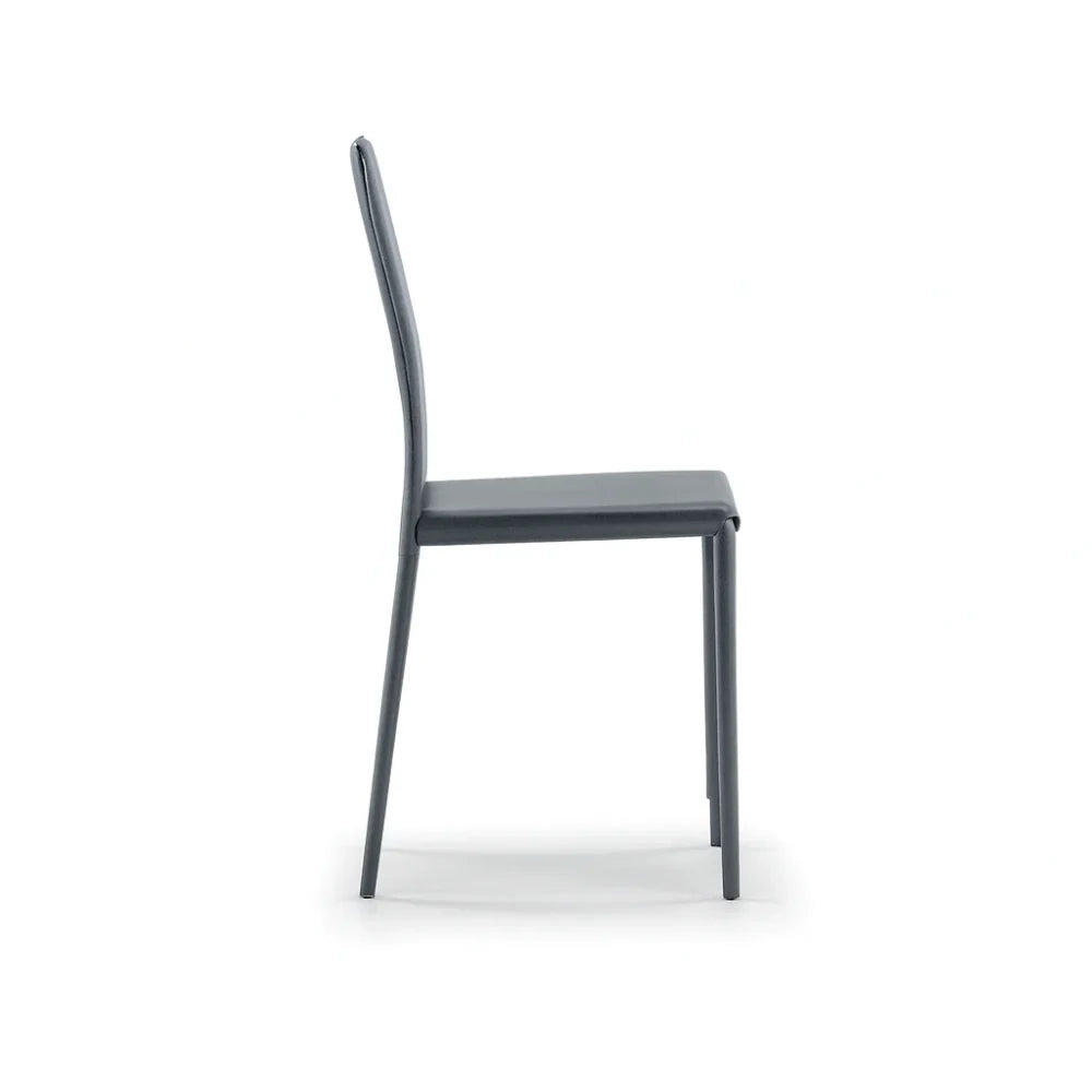Set di 4 sedie da pranzo imbottite in similcuoio grigio scuro Luma con struttura in metallo facili da pulire | Duzzle