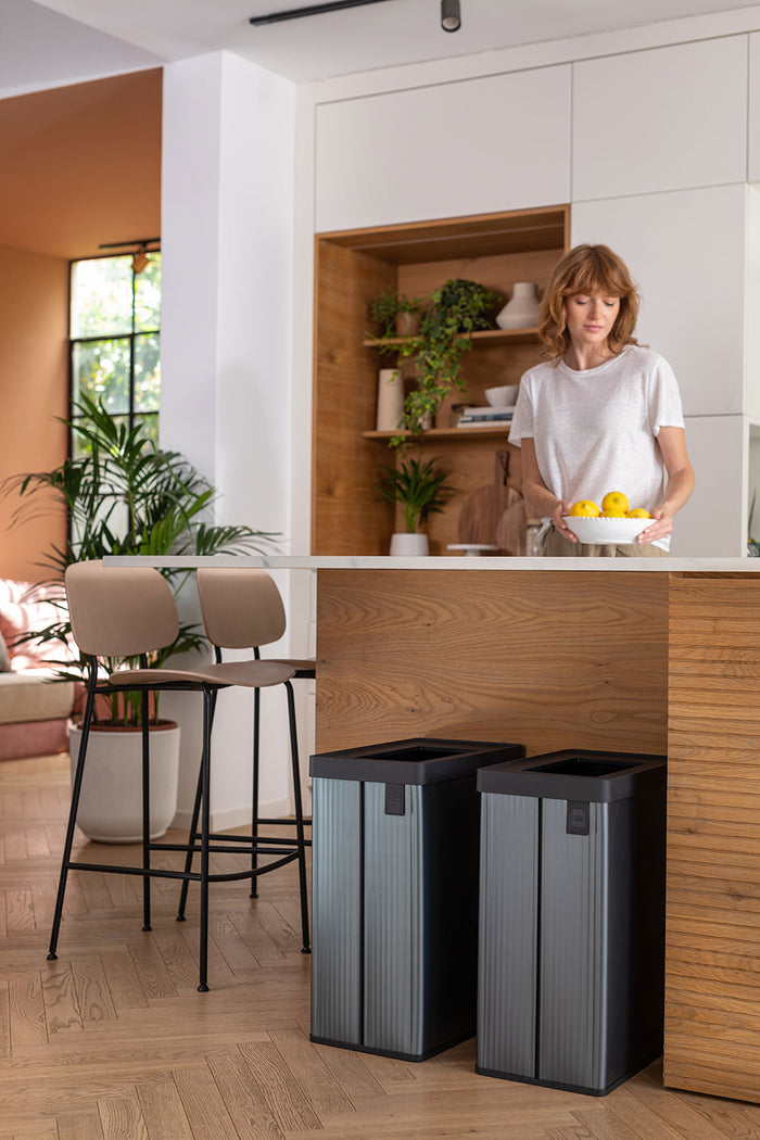 Pattumiera Alta 54L Interno Esterno Keter Verto Recycle 43,5x26,5x68,7 cm con Bordo Copri Sacco in Plastica Blu Perla