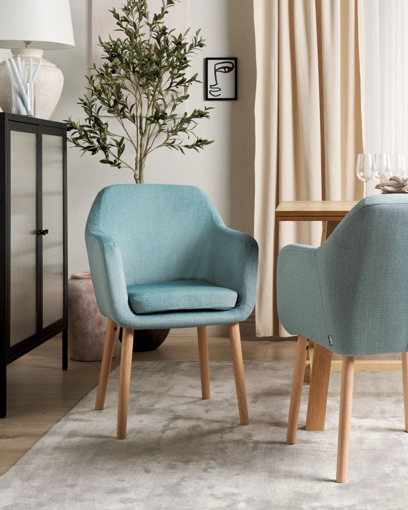 Sedia da pranzo Rivestimento in velluto blu Gambe in legno con braccioli Stile classico Mobili per il soggiorno